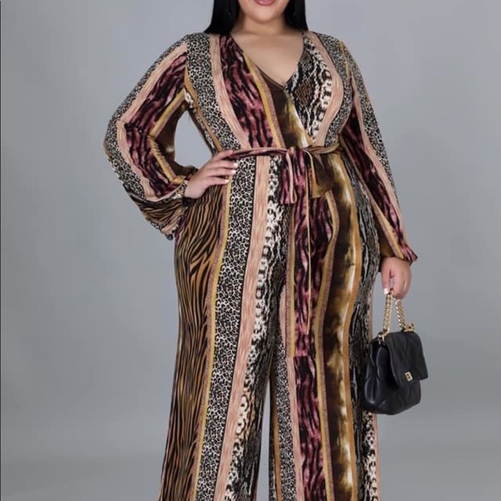 One piece animal print . 3X  fits like a 1x very long . Belt not with outfit